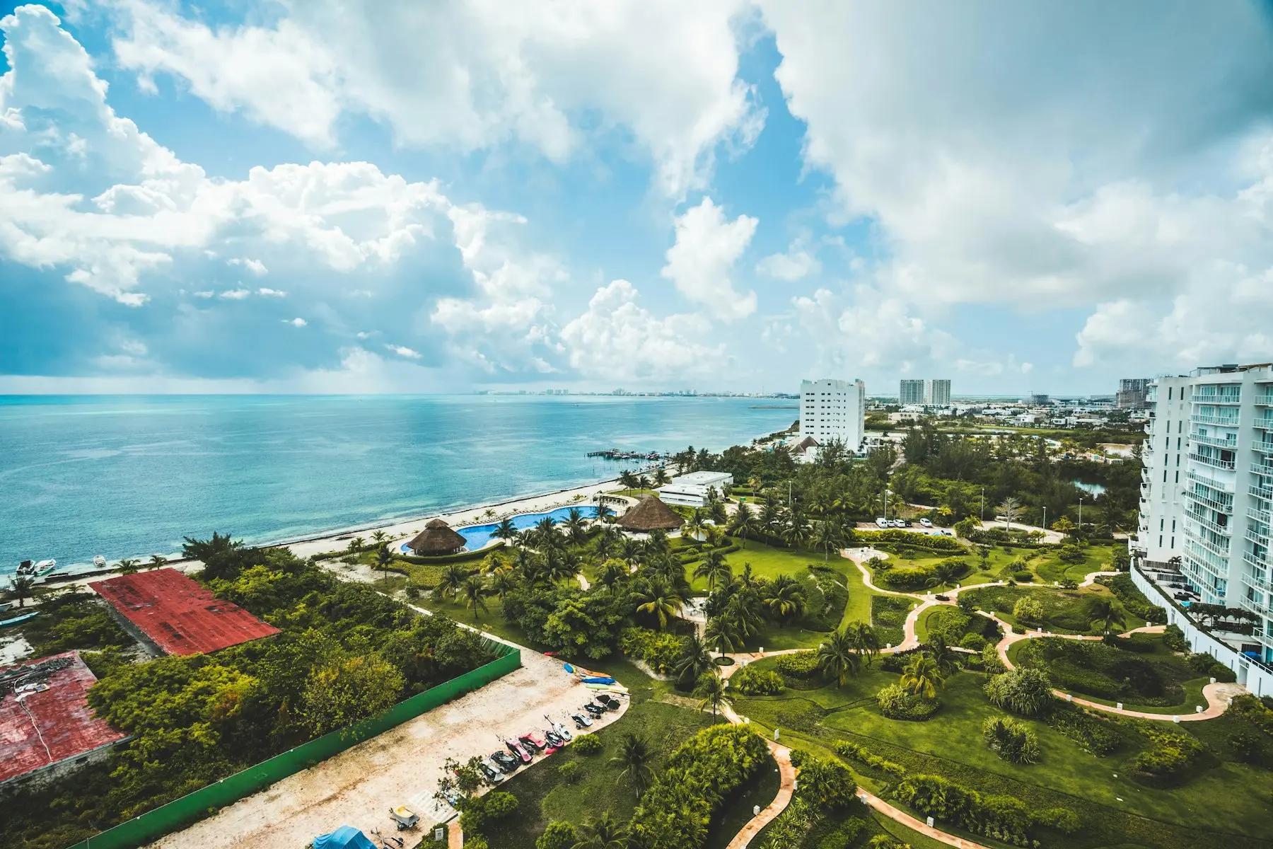 Vista aérea de la costa del Caribe con selva y playa