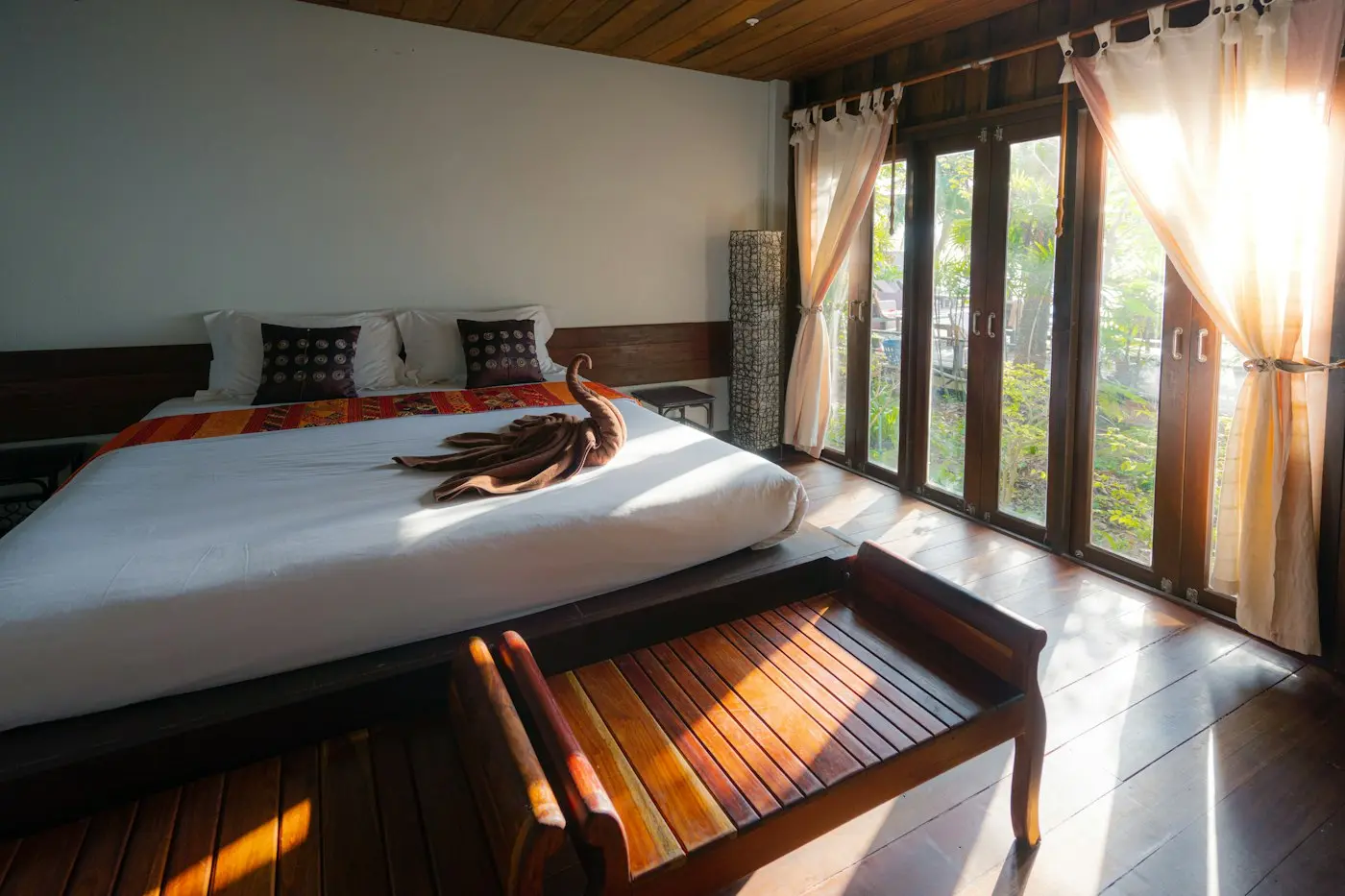 Suite luminosa con las cortinas abiertas hacia la terraza