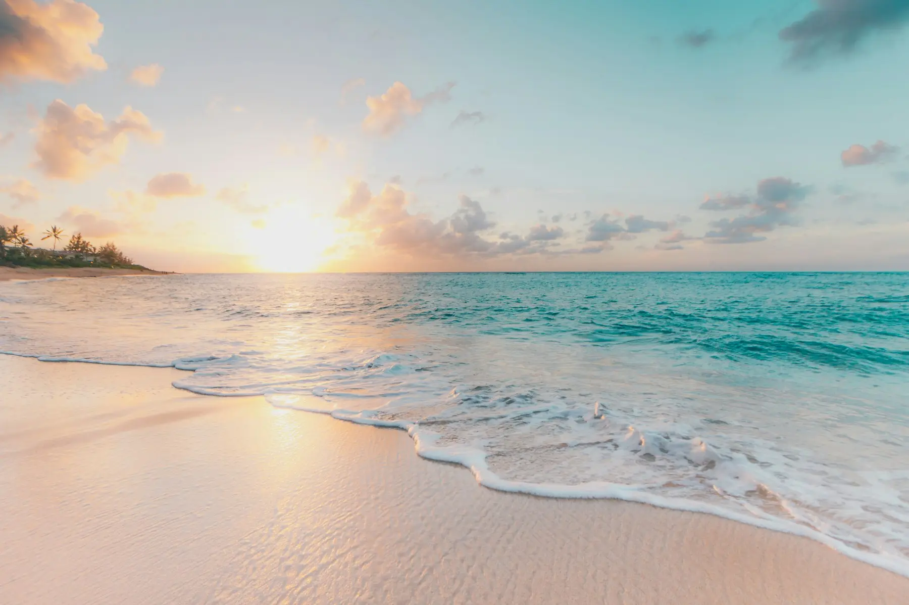 Playa de arena blanca y mar turquesa al amanecer