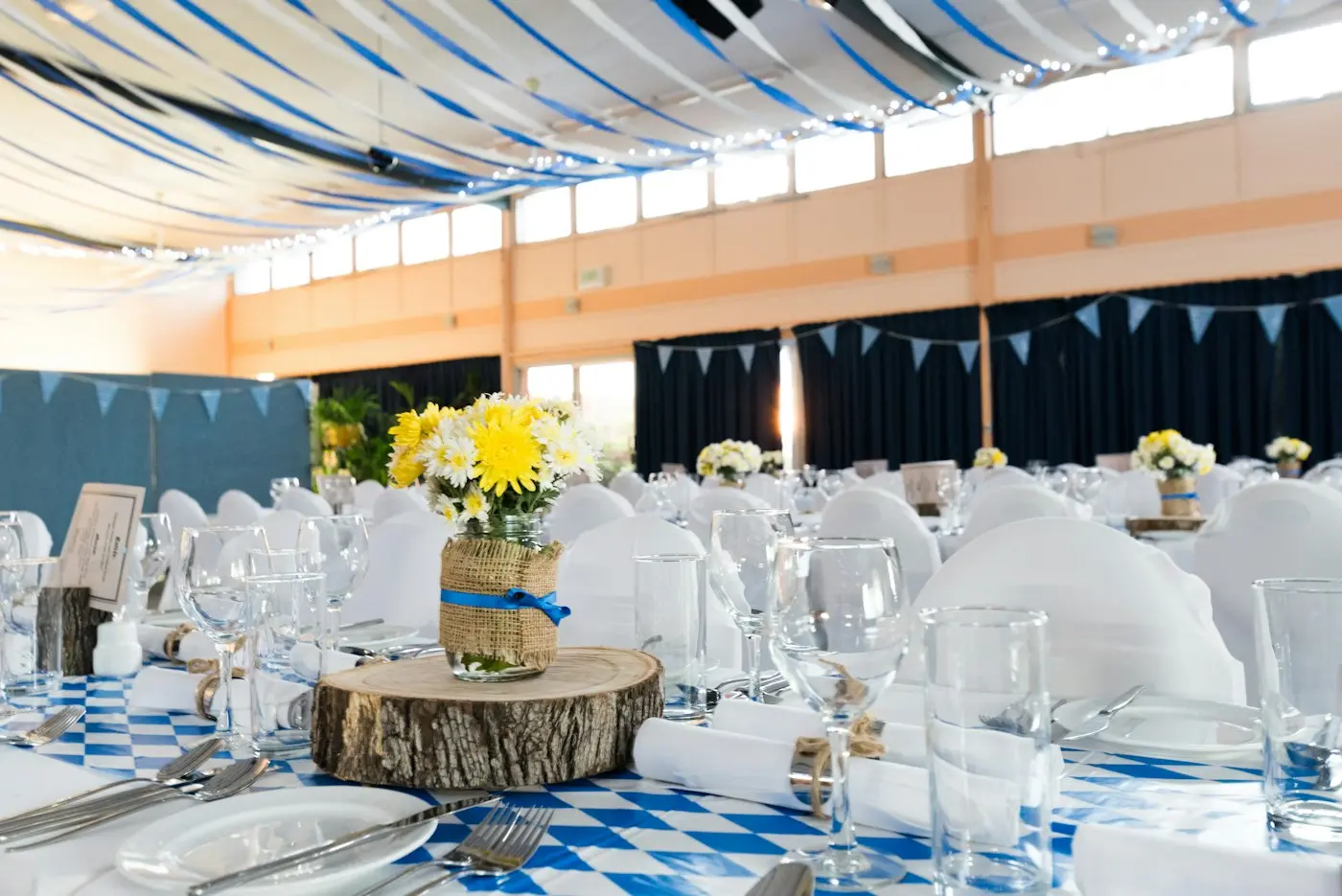 Salón montado para banquete con centros de mesa