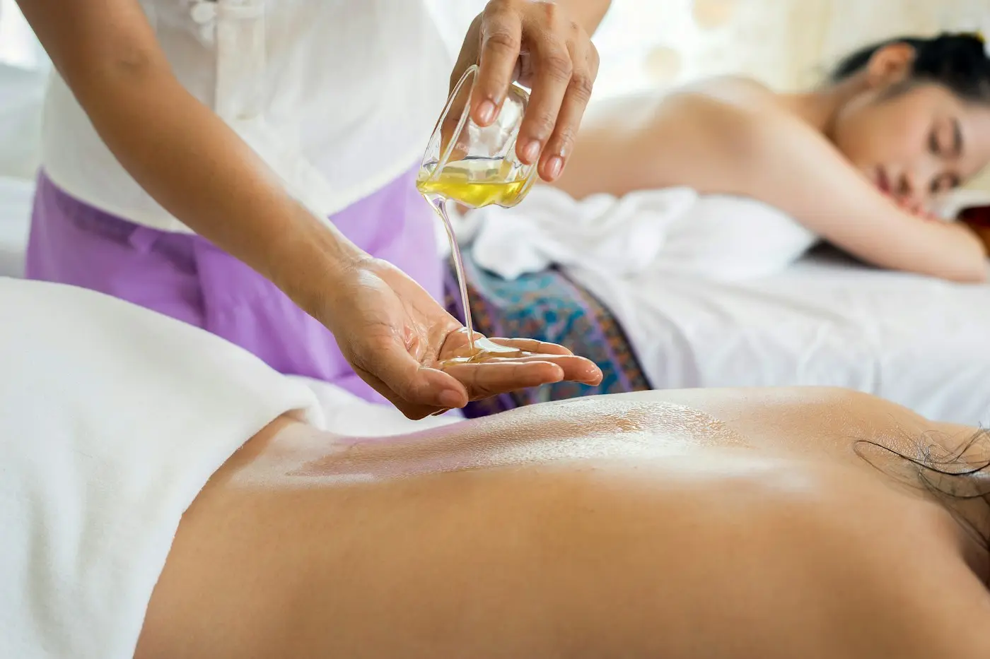 Masaje con aceite en cabina de spa