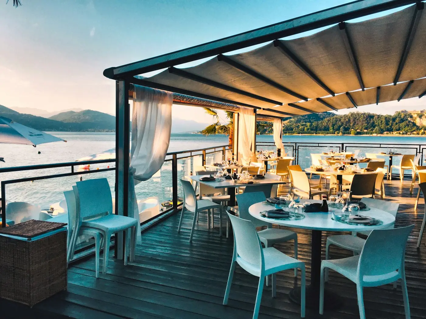 Terraza con mesas montadas y vista al mar